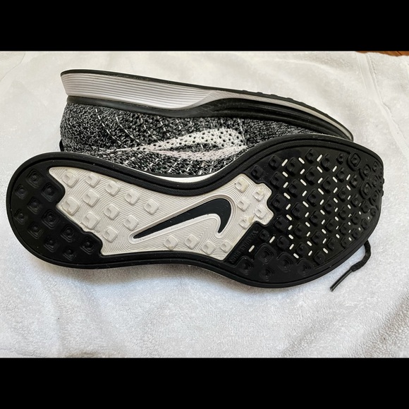 Nike Flyknit Racer Oreo - Picture 5 of 6